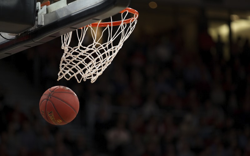 NBA篮球比赛中球员扣篮的精彩瞬间